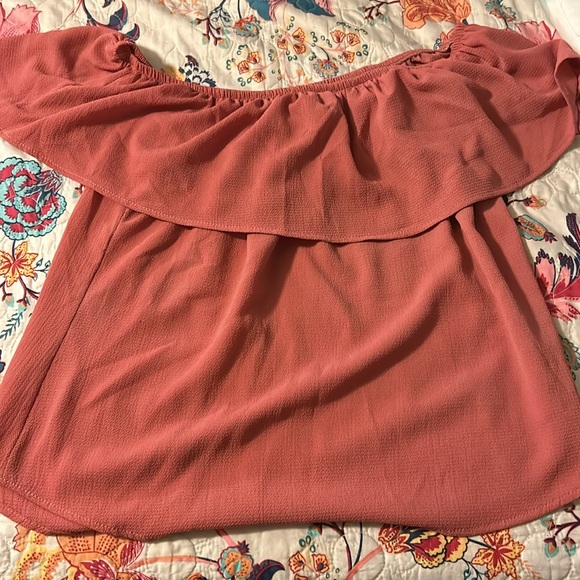 A Classic Paradise off the shoulder bats top - Picture 3 of 4